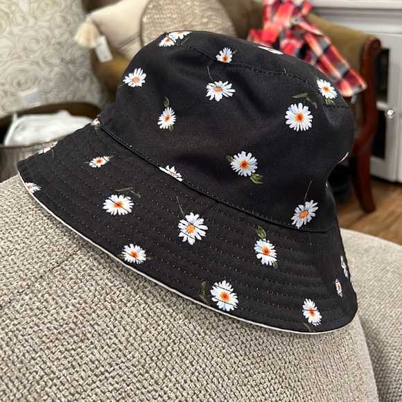 Alice & Olivia Daisy Bucket Hat - Picture 1 of 2